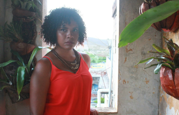 Geisiara Lima lançará Corpo em chamas sábado, durante mesa-redonda sobre literatura e feminismo. (Foto: Erickson Dinoá/Divulgação) Geisiara Lima lançará Corpo em chamas sábado, durante mesa-redonda sobre literatura e feminismo. (Foto: Erickson Dinoá/Divulgação)