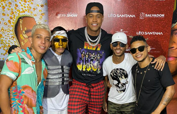 Elvis, MC Annimo, Lo Santana, Tocha e Felipinho Real no backstage do Baile da Santinha. (Foto: Sandro Andrade/Divulgao)