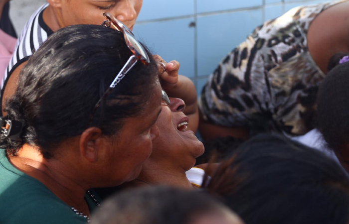 "Minha filha no merecia um negcio desse", disse Ccera Silva, me da menina Ellen Vitria. (Foto: Bruna Costa/Esp. DP.)