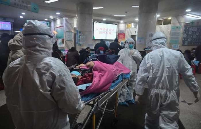 Uma paciente de 22 anos que esteve na região de maior transmissão do novo coronavírus na China está internada no Hospital Eduardo de Menezes (Foto: Hector Retamal/AFP)