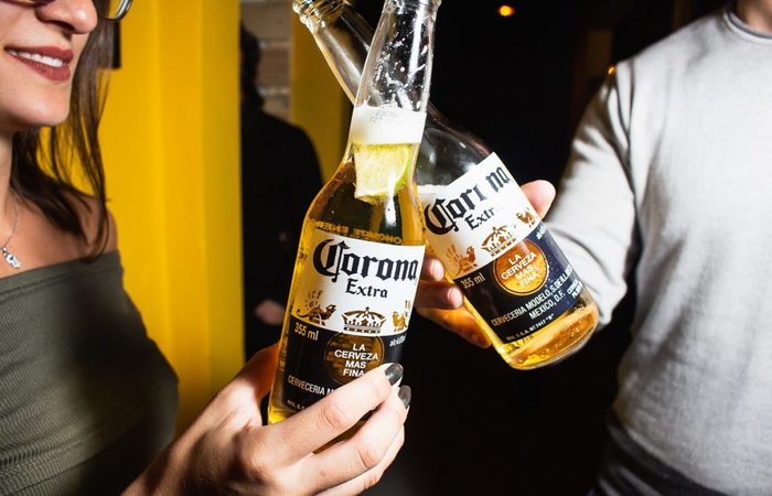 
Segundo a anlise da Sprinklr, o tom das citaes nos posts  descontrado e bom humorado, o que no chega a comprometer a imagem da marca (Foto: Divulgao/Corona)