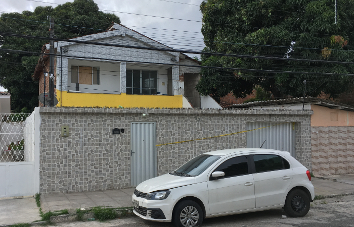 Crime aconteceu na casa onde o casal morava, na Madalena. (Foto: Diogo Cavalcante/DP.)