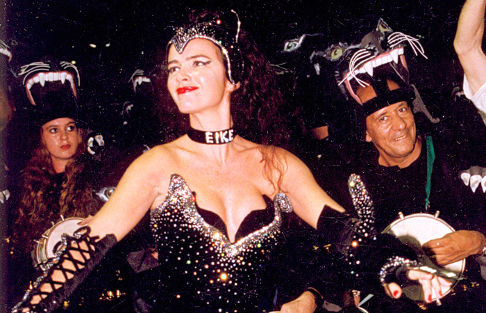 Luma de Oliveira causou polmica em 1998 ao desfilar no Carnaval com uma coleira com o nome de seu ento companheiro, Eike Batista. (Foto: Otvio Magalhes/Estado Contedo/AE.)