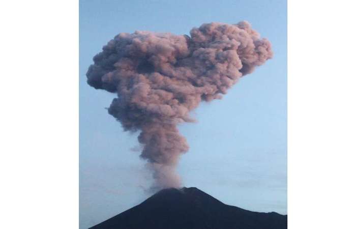O Monte Merapi, na Indonésia, um dos vulcões mais ativos do mundo, irrompeu quando lava vermelha e derretida fluiu da cratera e arrotou nuvens de cinza (Foto: RANTO KRESEK / AFP) O Monte Merapi, na Indonésia, um dos vulcões mais ativos do mundo, irrompeu quando lava vermelha e derretida fluiu da cratera e arrotou nuvens de cinza (Foto: RANTO KRESEK / AFP)