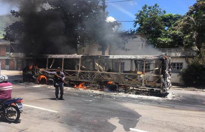Na avenida Maruípe, na zona sul, um ônibus foi interceptado por bandidos. Os passageiros foram obrigados a deixar o coletivo, que foi incendiado (Foto: Thiago Sobrinho/A Tribuna) Na avenida Maruípe, na zona sul, um ônibus foi interceptado por bandidos. Os passageiros foram obrigados a deixar o coletivo, que foi incendiado (Foto: Thiago Sobrinho/A Tribuna)