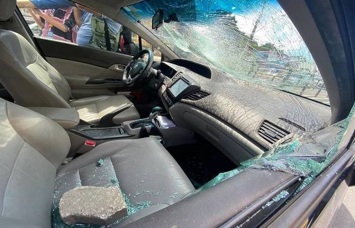 Carro de professor foi cercado e apedrejado por bandidos na avenida Leitão da Silva (Foto: Kadidja Fernandes/A Tribuna) Carro de professor foi cercado e apedrejado por bandidos na avenida Leitão da Silva (Foto: Kadidja Fernandes/A Tribuna)