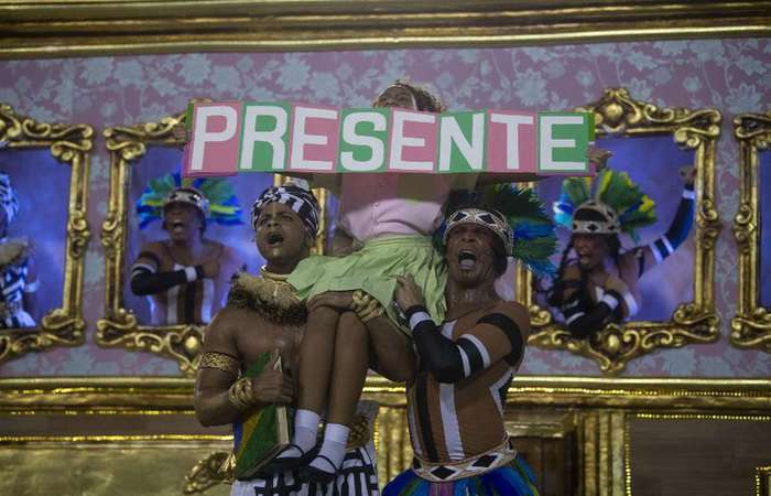 No ano passado, o assassinato de Marielle foi lembrado pelo desfile da Mangueira. Para este ano, um Jesus "da gente" da Verde e Rosa, segundo o compositor Luiz Carlos Mximo, promete incomodar. (Foto: Mauro Pimentel/AFP)