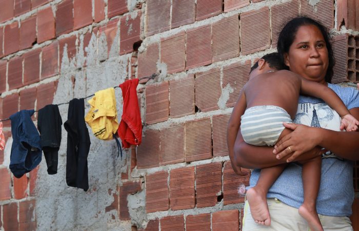 Moradora da Muribeca, Gilvnia Brasiliano j teve que recusar trabalho por no ter onde deixar o filho, Vlademir. (Foto: Bruna Costa/Esp. DP.)