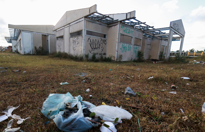 Creche Marcos Freire, na Muribeca, comeou a ser construda, mas ficou pela metade. (Foto: Bruna Costa/Esp. DP.)