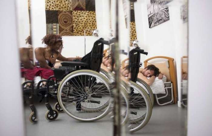Cindy Keita, 37 anos, paraplgica desde o nascimento, posou para o trabalho Cadeira de Rodas, da srie Ajutila, do fotgrafo Hormoz. (Foto: Hormoz/Srie Ajutila/Divulgao)