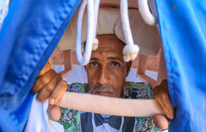 "Eu s vou parar de carregar o boneco quando eu morrer", afirma.  (Foto: Leandro de Santana/Esp.DP)