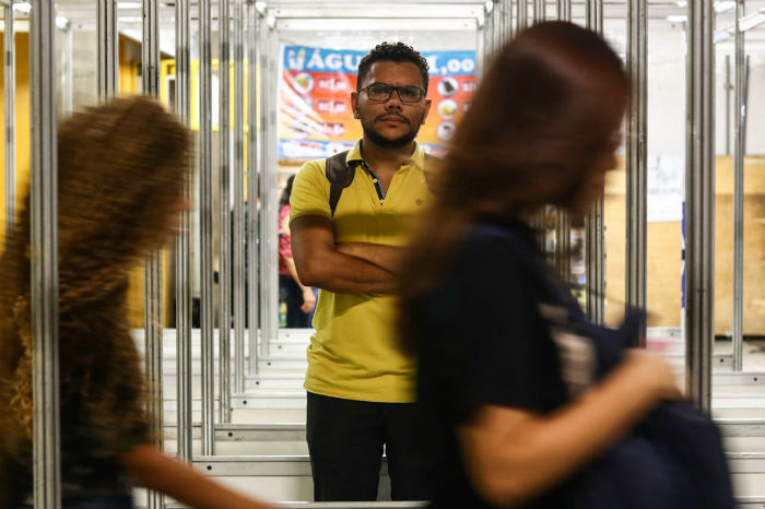 O universitário Leydson Barros, 30, chegou ao estágio após 2 horas e meia de viagem. (Foto: Bruna Costa/Esp. DP) O universitário Leydson Barros, 30, chegou ao estágio após 2 horas e meia de viagem. (Foto: Bruna Costa/Esp. DP)