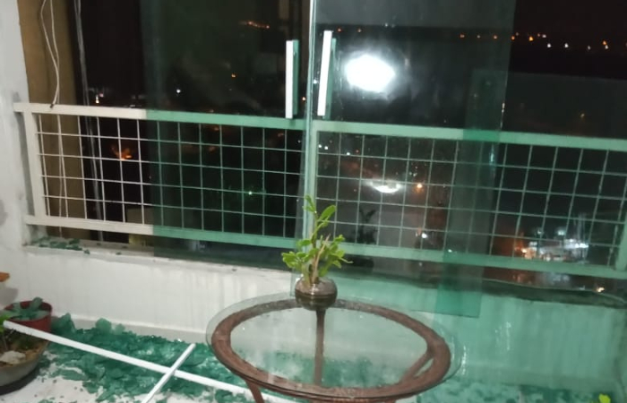 Vento e chuva estilhaaram vidraa de casa na Caxang. (Foto: Cortesia/Whatsapp.)