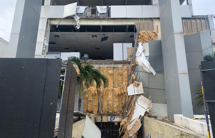 Fachada da agncia da Caixa Econmica, localizada na Avenida Getlio Vargas, em Olinda, foi destruda (Foto: Julliana Brito/Esp DP)
