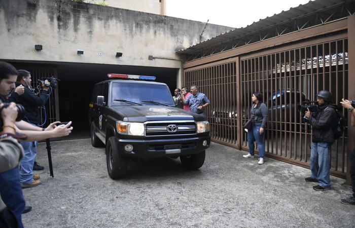 Carro militar fora da casa de Juan Mrquez, tio de Guaid, durante busca em sua residncia em Caracas. (Foto: Federico Parra / AFP)