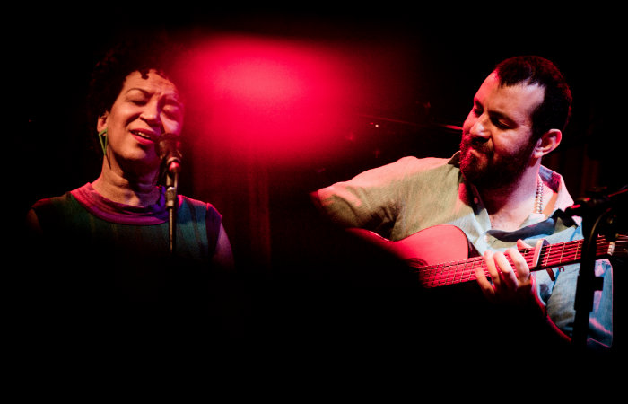 Kiko apresenta junto de Juara Maral o disco Pad (2008).  (Foto: Luan Cardoso/Divulgao)