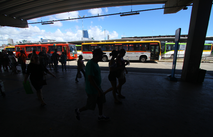 Locais como o TI Joana Bezerra recebero reforo nas linhas de nibus, caso o metr quebre durante o Galo. (Foto: Peu Ricardo/DP.)
