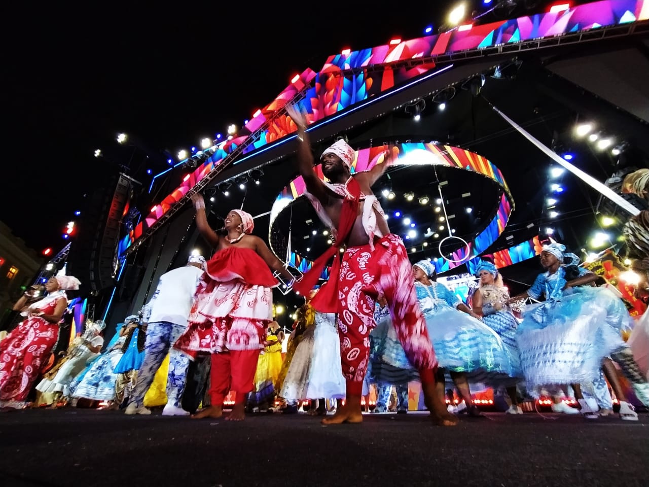 Ao todo, 24 afoxs, 400 batuqueiros e 13 naes de maracatu passaro pelas ruas do Recife Antigo entoando cantos para Orixs e pedindo paz para os folies (Foto: Paulo Paiva/DP )