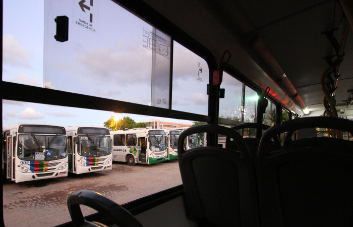 Mais de 100 linhas de Recife e Olinda ficam com itinerrio alterado at a quarta-feira de Cinzas (26) (Foto: Paulo Paiva/DP.)
