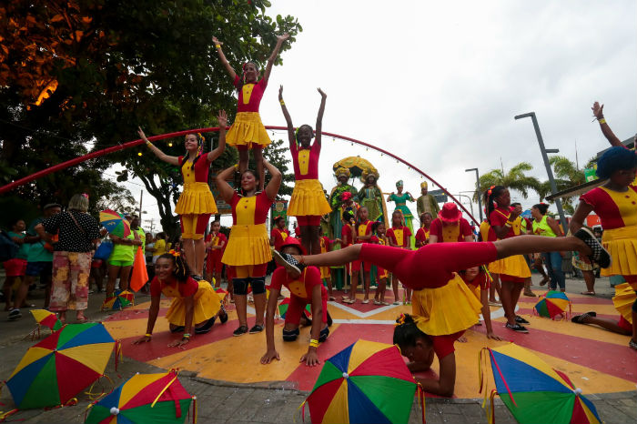 Cortejo circense deu incio  programao de abertura. (Foto: Tarciso Augusto/Esp.DP)