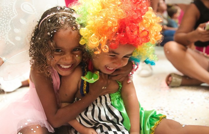 Prola, de 5 anos, e seu primo Henry, de 2, seguiram a tradio da famlia e brincam carnaval todo ano (Foto: Tarciso Augusto/Esp. DP Foto)