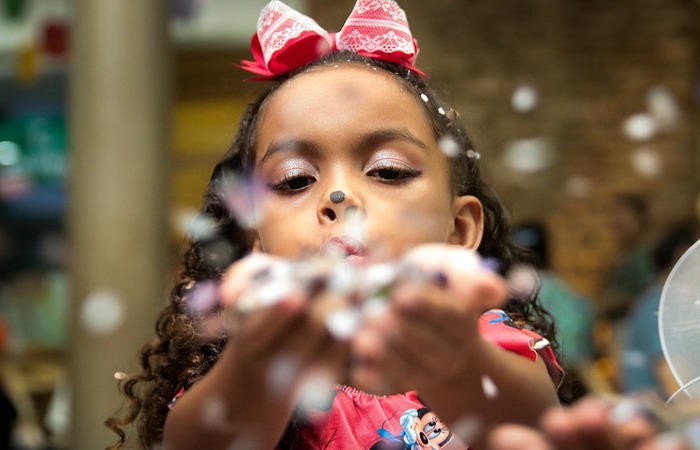 Jully, de 6 anos, brincou bastante com confete (Foto: Tarciso Augusto/Esp. DP Foto)