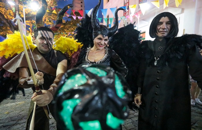 Telma Menezes, vestida de Malvola. Robson de Barros ( direita) e Lindemberg Menezes ( esquerda), fantasiados do corvo. (Tarciso Augusto / Esp. DP Foto)
