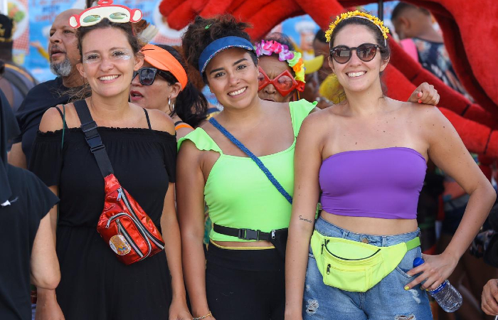 A mexicana Aura (centro) conheceu pela primeira vez o carnaval pernambucano, na companhia das amigas Ivi (esquerda) e Renata (direita). (Foto: Leandro de Santana/Esp. DP.)