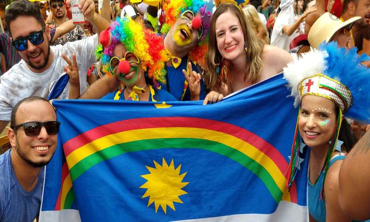 Muitos pernambucanos compareceram ao desfile do Galo em So Paulo. (Luiza Tin/Divulgao)