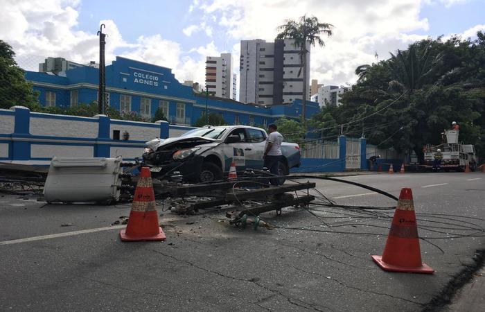 Caminhonete bate em poste, derruba energia e fecha Avenida Rui Barbosa na manh desta quinta-feira (27). (Foto: Diogo Cavalcante/DP)