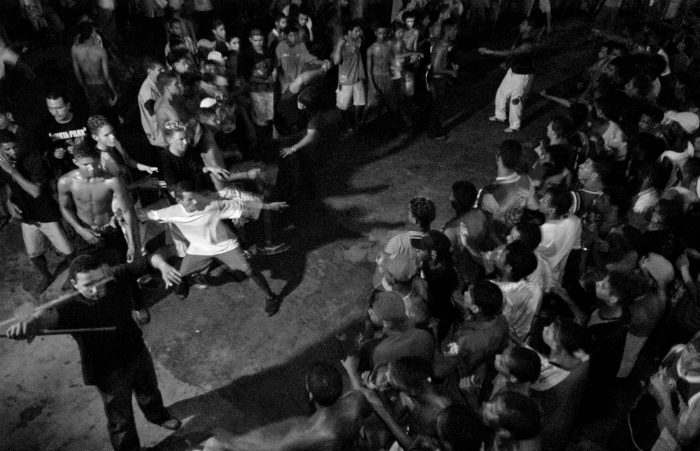 Frequentadores do baile funk do Teo, em Casa Amarela, em 2004. (Foto: Alcione Ferreira/DP)