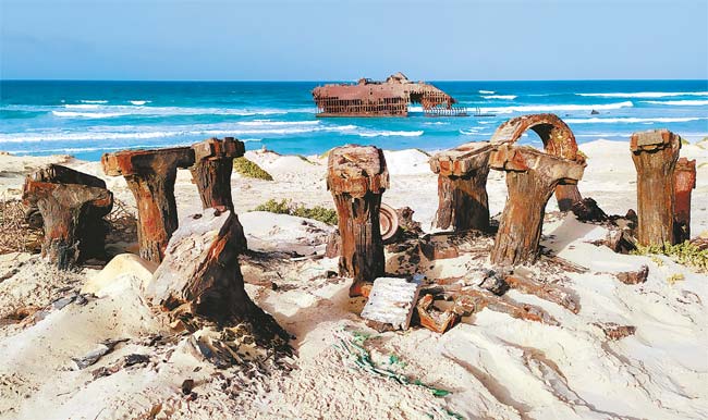 No Cabo da Boa Esperana, na praia de Atalanta,  possvel se deparar com um navio espanhol naufragado (Incio Melo)