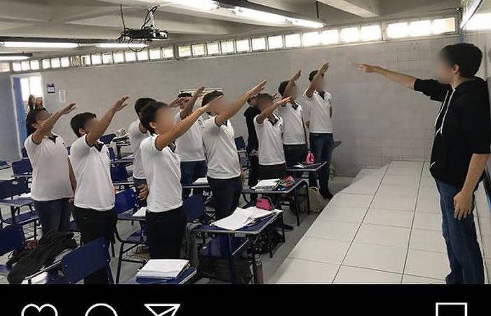 A imagem, feita na tarde dessa quarta-feira, foi postada pelos prprios estudantes, mas apagada horas depois (Foto: Reproduo/Redes Sociais)