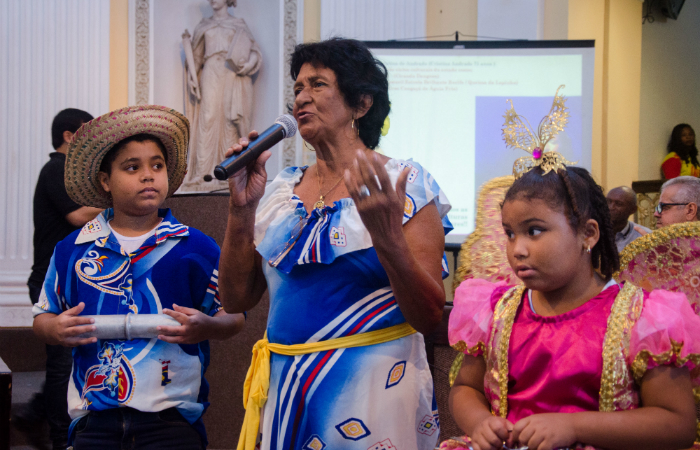 A brincante Cristina Andrade mantm pastoril, ciranda e um urso (Foto: Jan Ribeiro/Fundarpe)