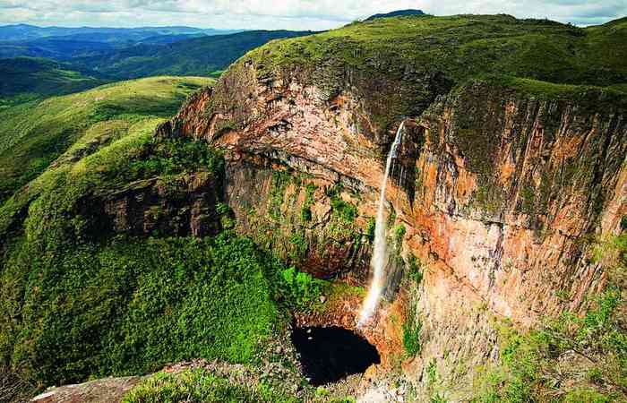 Na Serra do Espinhao, no municpio de Conceio do Mato Dentro, fica a Cachoeira do Tabuleiro, que tem 273 metros de queda livre (Foto: Wikimedia Commons/Divulgao)
