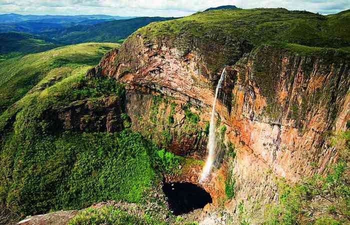 Na Serra do Espinhaço, no município de Conceição do Mato Dentro, fica a Cachoeira do Tabuleiro, que tem 273 metros de queda livre (Foto: Wikimedia Commons/Divulgação) Na Serra do Espinhaço, no município de Conceição do Mato Dentro, fica a Cachoeira do Tabuleiro, que tem 273 metros de queda livre (Foto: Wikimedia Commons/Divulgação)