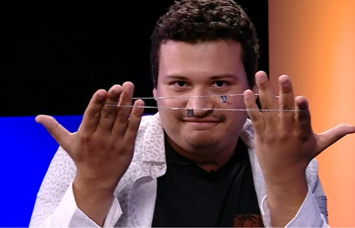 O psicólogo saiu com o escapulário deixado por Guilherme para Gabi. (Foto: Reprodução/TV) O psicólogo saiu com o escapulário deixado por Guilherme para Gabi. (Foto: Reprodução/TV)