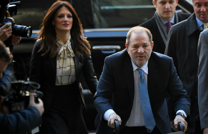 Harvey Weinstein chegando na Suprema Corte de Manhattan em 24 de janeiro de 2020, no segundo dia em seu julgamento. (Foto: A. Clary/AFP) Harvey Weinstein chegando na Suprema Corte de Manhattan em 24 de janeiro de 2020, no segundo dia em seu julgamento. (Foto: A. Clary/AFP)