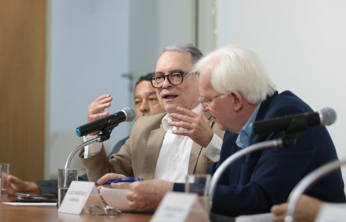 Mário Hélio, José Nivaldo Junior e Lucilo Varejão durante mesa redonda na Sala Calouste Gulbenkian. (Foto: Tarciso Augusto/Esp. DP Foto) Mário Hélio, José Nivaldo Junior e Lucilo Varejão durante mesa redonda na Sala Calouste Gulbenkian. (Foto: Tarciso Augusto/Esp. DP Foto)