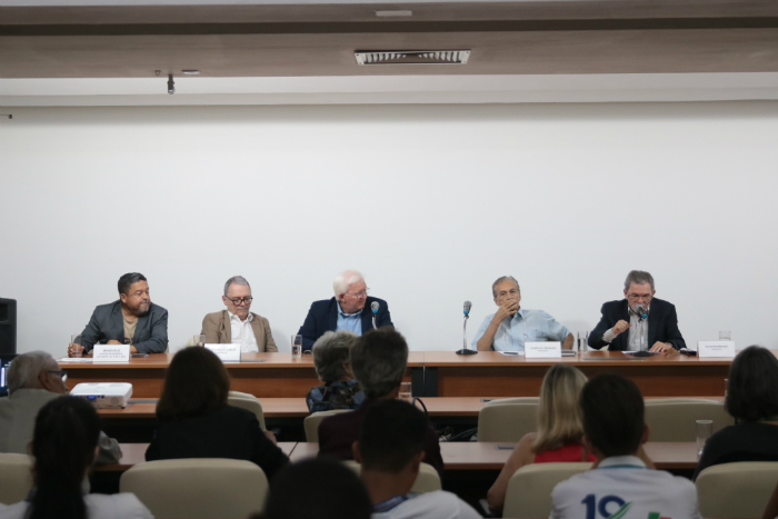 Convidados da mesa redonda na Sala Calouste Gulbenkian. (Foto: Tarciso Augusto/Esp. DP Foto) Convidados da mesa redonda na Sala Calouste Gulbenkian. (Foto: Tarciso Augusto/Esp. DP Foto)