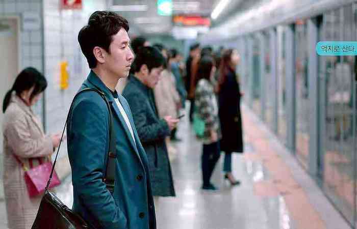 Na série Meu senhor, o ator Sun-kyun Lee, o Mr. Parker de Parasita, faz o papel de um engenheiro trabalhador e infeliz
(Foto: TVN/Diivulgação) Na série Meu senhor, o ator Sun-kyun Lee, o Mr. Parker de Parasita, faz o papel de um engenheiro trabalhador e infeliz
(Foto: TVN/Diivulgação)