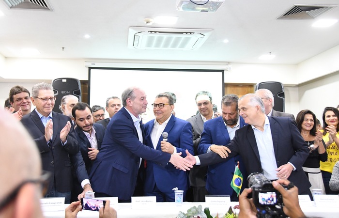  (A reunião contou com a presença de líderes dos dois partidos, entre eles o governador Paulo Câmara (PSB). Foto:  Humberto Pradera/PSB)