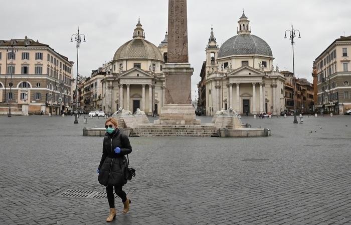 Praa Piazza del Popolo, em Roma (Itlia), deserta por causa do coronavrus.  (Foto: Andreas SOLARO / AFP
)