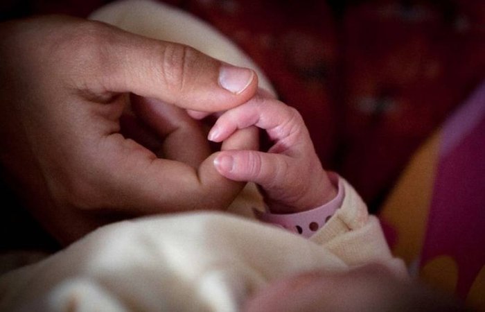 Ainda no se sabe se o beb contraiu a doena no tero ou foi infectado durante o nascimento (Foto: Loic Venance/AFP )