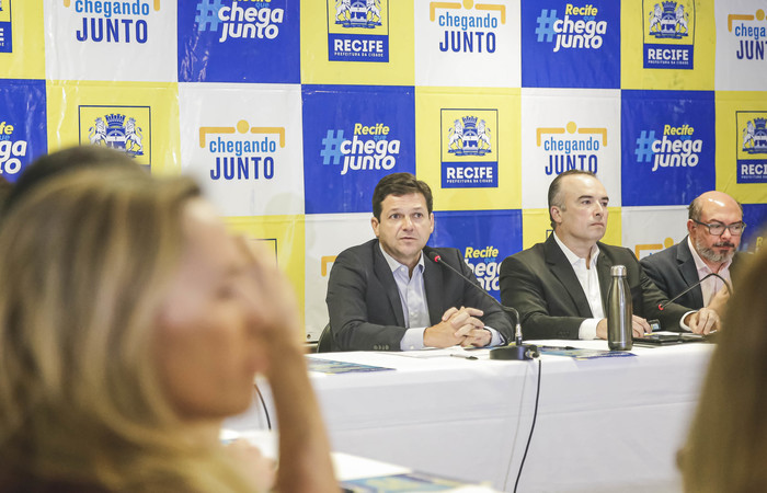 Prefeito do Recife, Geraldo Julio, se rene com secretariado para discutir medidas de combate ao novo coronavrus (Andra Rgo Barros/PCR)