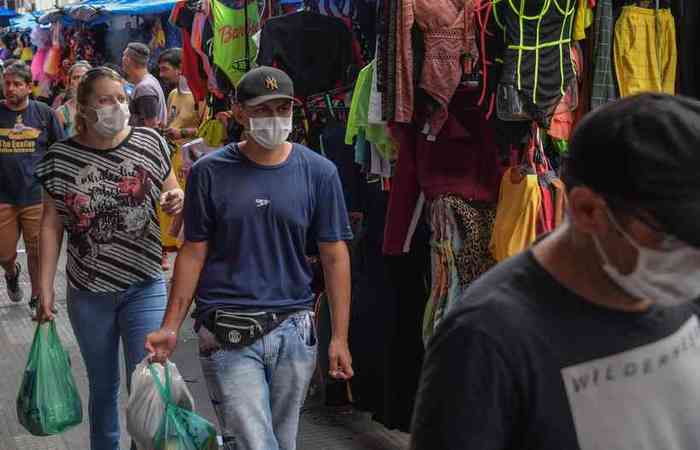 A pandemia de coronavrus fez crescer o consumo por produtos como mscaras e alcol gel (Foto: Nelson Almeida/AFP)