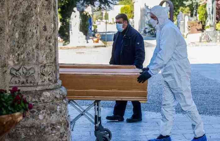 Publicação britânica afirma que acessou documentos atestando que médicos italianos terão que decidir ''quem vive e quem morre'' (foto: Piero Cruciatti / AFP)