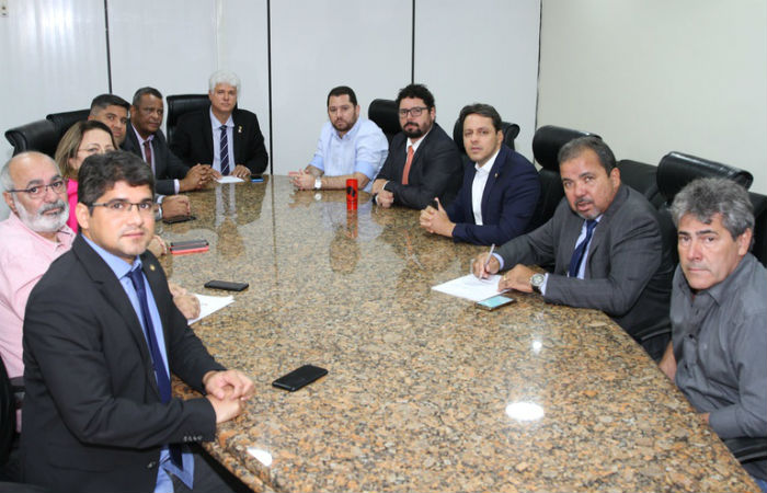 Reunião que criou a Comissão contou com 10 vereadores (Foto: Carlos Lima / Câmara do Recife)