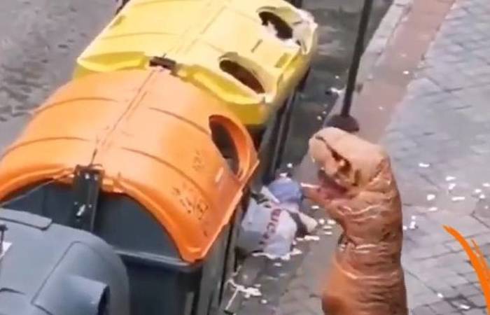 Tiranossauro rex  flagrado levando o lixo para fora e voltando correndo pra casa (Foto: Reproduo/Twitter)