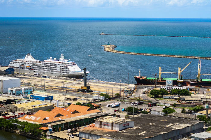 Navio est parado no Porto do Recife desde o dia 12.
 (Foto: Bruna Costa/Esp.DP)